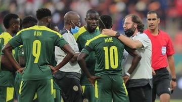 Soccer Football - Africa Cup of Nations - Round of 16 - Senegal v Cape Verde - Kouekong Stadium, Bafoussam, Cameroon - January 25, 2022 Senegal&#039;s Sadio Mane receives medical attention after sustaining an injury REUTERS/Thaier Al-Sudani