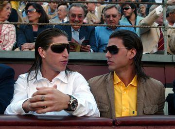 Sergio Ramos es un gran aficionado a los toros, en esta imagen aparece junto a su hermano René en la feria de San Isidro de 2007