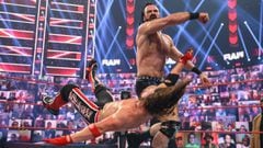 Drew McIntyre golpea a AJ Styles en Raw.
