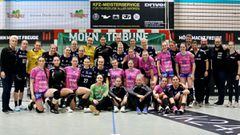 Foto de familia de las jugadoras del equipo de balonmano femenino alem&aacute;n TusSies Metzingen.