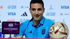 Doha (Qatar), 17/12/2022.- Argentina's head coach Lionel Scaloni speaks during a press conference in Doha, Qatar, 17 December 2022. Argentina will face France in their FIFA World Cup 2022 Final in Lusail on 18 December. (Mundial de Fútbol, Francia, Estados Unidos, Catar) EFE/EPA/RONALD WITTEK
