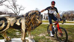 El ciclista del Ineos Filippo Ganna posa con el jersey de l&iacute;der antes de una etapa en el Tour de la Provenza.