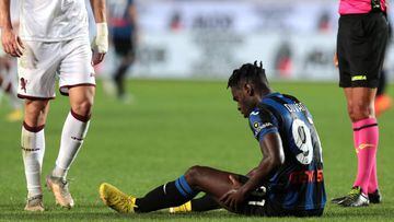 BERGAMO, ITALY - SEPTEMBER 01: Duvan Zapata of Atalanta BC holds their leg injured during the Serie A match between Atalanta BC and Torino FC at Gewiss Stadium on September 01, 2022 in Bergamo, Italy. (Photo by Emilio Andreoli/Getty Images)