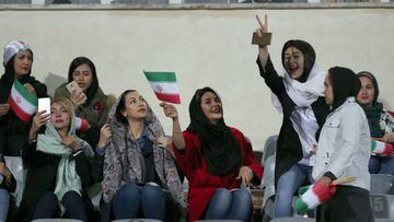 Mujeres en la grada del estadio.