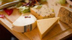 Diferentes tipos de queso sobre una tabla