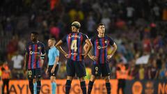 Los jugadores del Barça muestran decepción tras el empate en la primera jornada de Liga ante el Rayo.