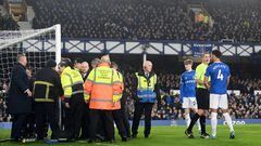 Ocurrió en el minuto 50 del Everton-Newcaslte. Un espectador, con una camiseta en la que se leía 'Just stop oil' se ha atado con una brida al poste. El partido estuvo parado durante siete minutos hasta que la seguridad del estadio del Everton consiguió romper la brida.