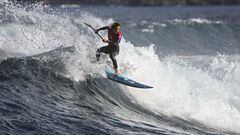 La surfista Iballa Ruano surfeando una ola con remo en la playa de Las Canteras, Las Palmas de Gran Canaria (Espa&ntilde;a), durante el Gran Canaria Pro-AM o Mundial de SUP, el mi&eacute;rcoles 23 de noviembre del 2022. 