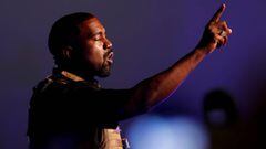 El rapero Kanye West hace un punto cuando realiza su primer mitin en apoyo de su candidatura presidencial en North Charleston, Carolina del Sur, EE. UU., 19 de julio de 2020.