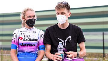 La ciclista eslovena Urska Zigart junto a su prometido, el también ciclista Tadej Pogacar, antes de la segunda etapa del Tour de Francia Femenino avec Zwift.