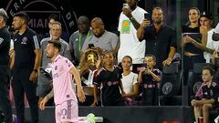 FORT LAUDERDALE, FLORIDA - JULY 21: Lionel Messi #10 of Inter Miami CF prepares to enter as WTA player Serena Williams and NBA player LeBron James of the Los Angeles Lakers take photos as celebrity Kim Kardashian looks on prior to Messi entering the match during the Leagues Cup 2023 match between Cruz Azul and Inter Miami CF at DRV PNK Stadium on July 21, 2023 in Fort Lauderdale, Florida.   Mike Ehrmann/Getty Images/AFP (Photo by Mike Ehrmann / GETTY IMAGES NORTH AMERICA / Getty Images via AFP)