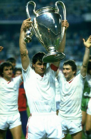 El 7 de mayo de 1986 el Steaua se enfrentó al Barcelona en la final de la Copa de Europa en el estadio Ramón Sánchez Pizjuán de Sevilla ante 70.000 espectadores. El equipo rumano ganó al equipo español en la tanda de penaltis (2-0) tras empatar a cero dur