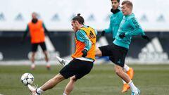 Bale pone un centro ante Toni Kroos.