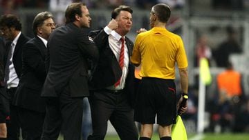 Bayern Munich&#039;s Dutch coach Louis Van Gaal (2ndR) argues with assistant referee Peter Kirkup after his team&#039;s Champions League group A soccer match against Juventus in Munich, September 30, 2009. The match ended in a 0 - 0 draw. REUTERS/Kai Pfaf