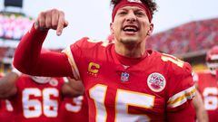 KANSAS CITY, MO - JANUARY 21: Patrick Mahomes #15 of the Kansas City Chiefs speaks to his teammates before kickoff against the Jacksonville Jaguars at GEHA Field at Arrowhead Stadium on January 21, 2023 in Kansas City, Missouri. (Photo by Cooper Neill/Getty Images)