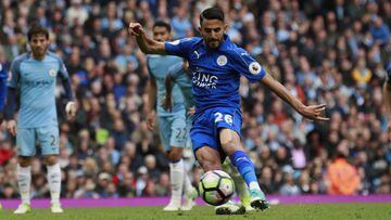 Riyad Mahrez, con el Leicester, lanza un penalti en un partido contra el Manchester City la pasada temporada.