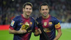 Lionel Messi posa con la Bota de Oro de 2012 junto a Xavi, que sostiene el Premio Príncipe de Asturias de los Deportes.