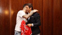 Enzo Fernández y Rui Costa, exjugador y presidente del Benfica, se abrazan en la presentación del argentino con el club.