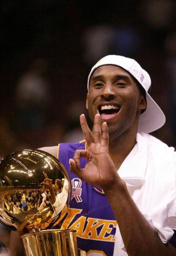 El Tricampeonato con los Lakers llegó para Bryant en el año 2002, en dicho año se convirtió en MVP del All Star Game, además de cosechar un total de 2019 puntos en la campaña