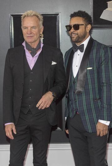 Los músicos Sting y Shaggy posan a su llegada al Madison Square Garden de Nueva York, para participar de la 60 edición de los Premios Grammy
