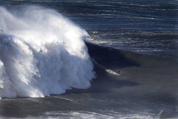 Surfeando olas grandes en Nazaré, Portugal.