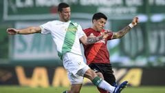 BUENOS AIRES, ARGENTINA - MAY 02:  Enzo Perez of River Plate fights for the ball with Franco Quinteros of Banfield during a match between Banfield and River Plate as part of Copa de la Liga Profesional 2021 at Florencio Sola Stadium on May 2, 2021 in Buenos Aires, Argentina. (Photo by Marcelo Endelli/Getty Images)