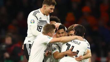 AMSTERDAM, NETHERLANDS - MARCH 24:  Serge Gnabry of Germany (C) celebrates after scoring his team&#039;s second goal with team mates during the 2020 UEFA European Championships Group C qualifying match between Netherlands and Germany at Johan Cruyff Arena