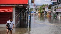 MEX60. MINATITLAN (M&Eacute;XICO), 05/10/2017.- Un hombre camina por una calle inundada hoy, jueves 5 de octubre de 2017, en el municipio de Minatitlan, al sur del estado de Veracruz (M&eacute;xico). Al menos tres personas murieron y 3.500 viviendas se vieron da&ntilde;adas por las inundaciones causadas por la tormenta tropical Ram&oacute;n en el sure&ntilde;o estado mexicano de Oaxaca, informaron hoy las autoridades. EFE/&Aacute;ngel Hern&aacute;ndez