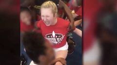 Una cheerleader es forzada a hacer un spagat con una cruel t&eacute;cnica. Imagen: YouTube