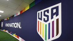 La selección de EEUU adorna en Qatar su insignia con los colores del arcoíris