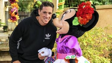 Fernando Torres con Minnie Mouse en Disneyland París