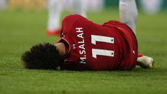 FMA0001. Newcastle (United Kingdom), 04/05/2019.- Liverpool&#039;s Mo Salah lies on the pitch after colliding with Newcastle United goalkeeper Martin Dubravka (not seen) during the English Premier League soccer match between Newcastle United and Liverpool