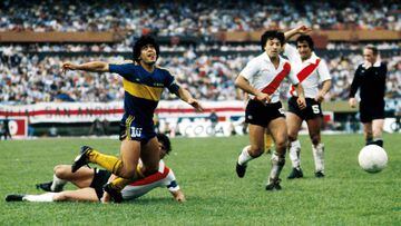 Diego Armando Maradona durante un Supercl&aacute;sico con la camiseta de Boca Juniors