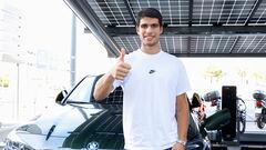 El tenista español Carlos Alcaraz posa durante la presentación de su acuerdo con la marca de coches BMW.