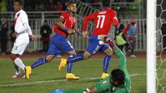 Eduardo Vargas celebra el primer gol en el &uacute;ltimo triunfo de Chile ante Per&uacute;.