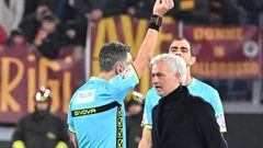 Gianluca Aureliano saca una amarilla a José Mourinho.