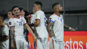 Tres chilenos brillan en el equipo ideal de las Clasificatorias
