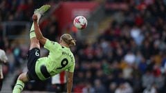 Erling Haaland, jugador del Manchester City, remata en el aire para marcar ante el Southampton.