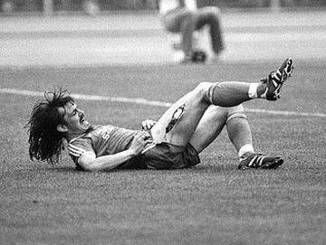 Escalofriante imagen de la lesion de Ewald Lienen en el partido Arminia Bielefeld-Werder Bremen.  