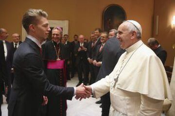 Mitchell Weiser saluda al Papa Francisco durante su audiencia privada con el elquipo alemán. 