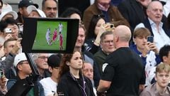 Soccer Football - Premier League - Tottenham Hotspur v Liverpool - Tottenham Hotspur Stadium, London, Britain - September 30, 2023 Referee Simon Hooper looks at the VAR monitor before giving Liverpool's Curtis Jones a red card REUTERS/David Klein NO USE WITH UNAUTHORIZED AUDIO, VIDEO, DATA, FIXTURE LISTS, CLUB/LEAGUE LOGOS OR 'LIVE' SERVICES. ONLINE IN-MATCH USE LIMITED TO 45 IMAGES, NO VIDEO EMULATION. NO USE IN BETTING, GAMES OR SINGLE CLUB/LEAGUE/PLAYER PUBLICATIONS.