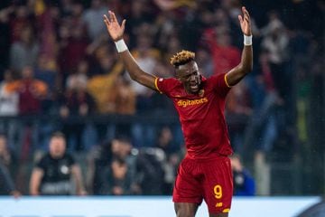 ROME, ITALY - MAY 05: Tammy Abraham of AS Roma celebrates after scoring goal during the UEFA Conference League Semi Final Leg Two match between AS Roma and Leicester at Stadio Olimpico on May 5, 2022 in Rome, Italy. (Photo by Sebastian Frej/MB Media/Getty Images)