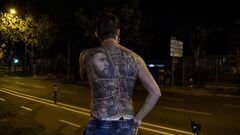Un seguidor muestra sus tatuajes que representan al delantero argentino junto a otros mitos como Ronaldinho, Iniesta o Rivaldo frente al Camp Nou.