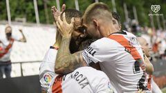 Beb&eacute;, Fran y &Aacute;lvaro se abrazan en uno de los goles del Rayo.