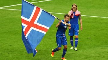 El defensa islandés no sólo cumple al momento de detener al ataque rival, sino que también tiene una capacidad goleadora importante. 