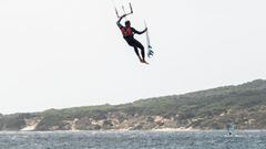 Kitesurfista practicando Big Air en la playa de Valdevaqueros, Tarifa. 