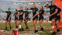 Las jugadoras de la selecci&oacute;n femenina de rugby seven de Nueva Zelanda realizan la haka tras ganar las World Series de 2019 despu&eacute;s de ganar a Australia en la final.