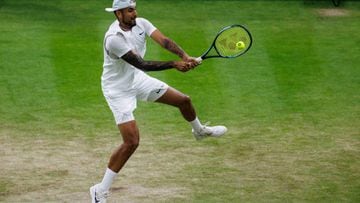El tenista australiano Nick Kyrgios devuelve una bola durante su partido ante Stefanos Tsitsipas en Wimbledon.