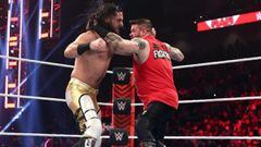 Seth Rollins y Kevin Owens intercambian golpes en el ring.