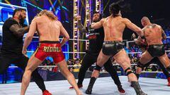 Jimmy Uso, Matt Riddle, Roman Reings, Drew McIntyre, Jey Uso y Randy Orton cruzan golpes en SmackDown.